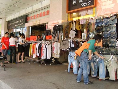 吉林省农村年货市场服装销售遇冷服装店门可罗雀